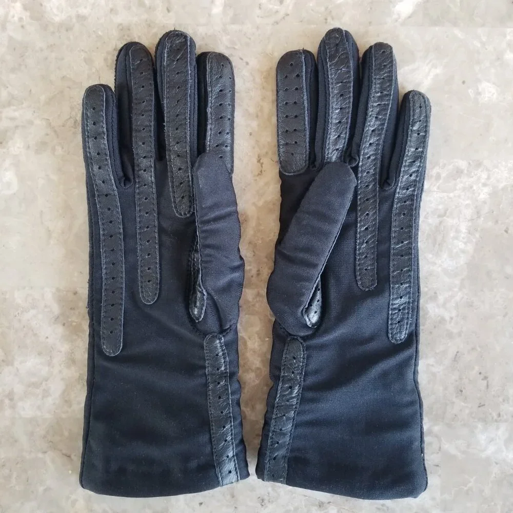 NWOT Isotoner Women’s Black Stretch Gloves One Size Fits All